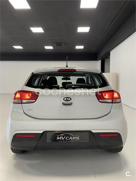 Käytetty Kia Rio 84 HP (61 kW) 2018 Harmaa Sedan