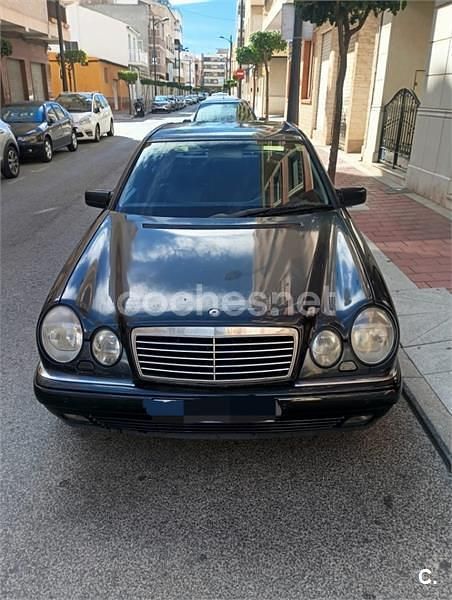 Azul Usado 2001 Mercedes E220 Classic Berlina | 3900 € - Imagen 1/4