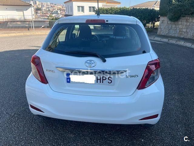 Usado Toyota Yaris Active 69 CV (50 kW) 2013 Blanco Berlina