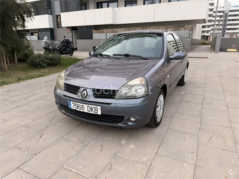 Gris / plata Usado 2005 Renault Clio II Berlina | 1990 € (Super precio) - Imagen 1/4
