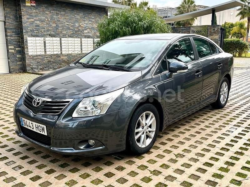 Usado Toyota Avensis Active 126 CV (92 kW) 2011 Gris / plata Berlina