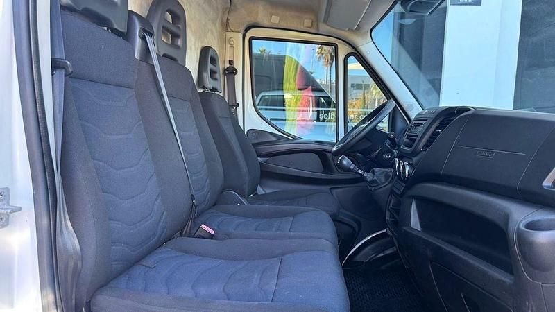 Usado Iveco Daily 116 CV (85 kW) 2017 Blanco Berlina