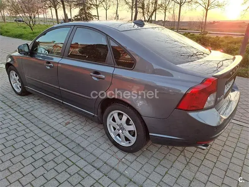Usado Volvo S40 Momentum 177 CV (130 kW) 2010 Gris / plata Berlina