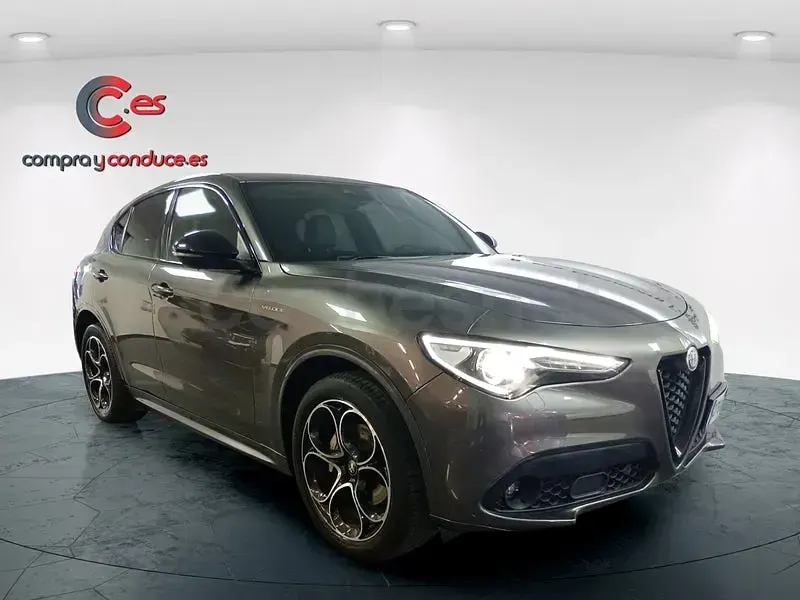 Usado Alfa Romeo Stelvio Veloce 210 CV (154 kW) 2022 Gris / plata SUV