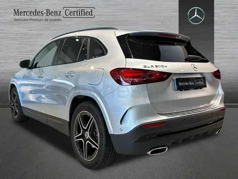 Usado Mercedes GLA200 AMG line 150 CV (110 kW) 2024 Plata hightech SUV