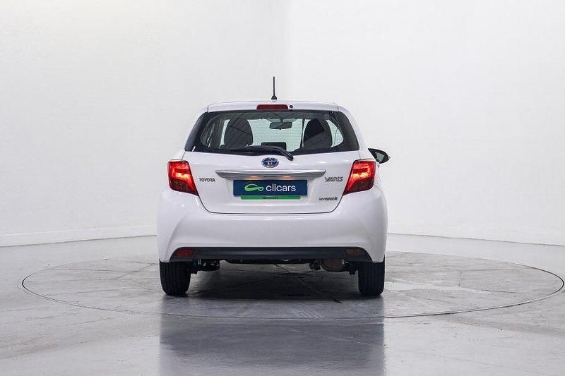 Usado Toyota Yaris Hybrid Active 100 CV (73 kW) 2016 Blanco Berlina