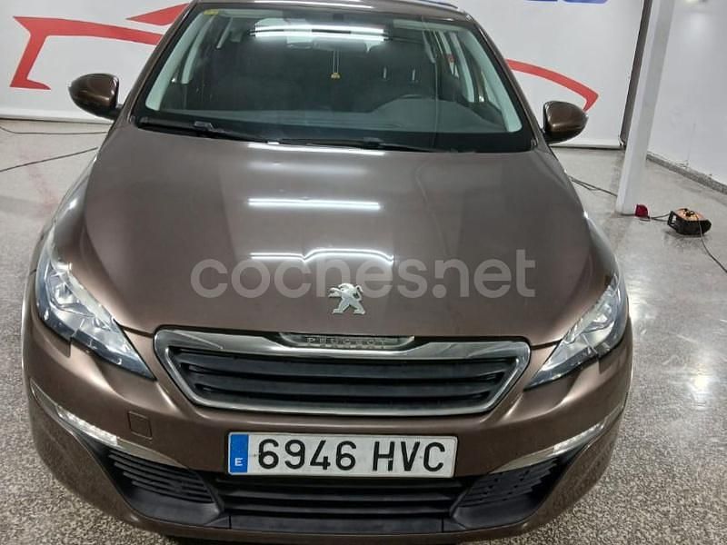 Usado Peugeot 308 Active 125 CV (91 kW) 2013 Marrón Berlina