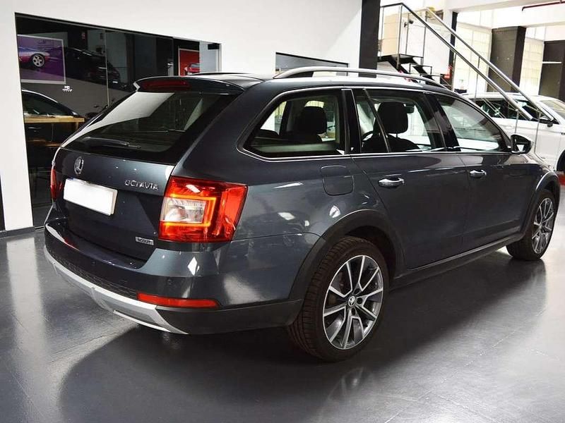 Usado Skoda Octavia 150 CV (110 kW) 2018 Gris SUV