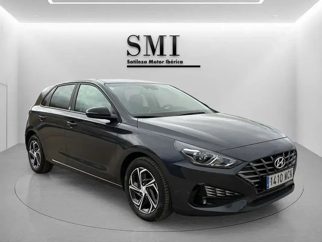 Usado Hyundai i30 120 CV (88 kW) 2022 Negro Utilitario