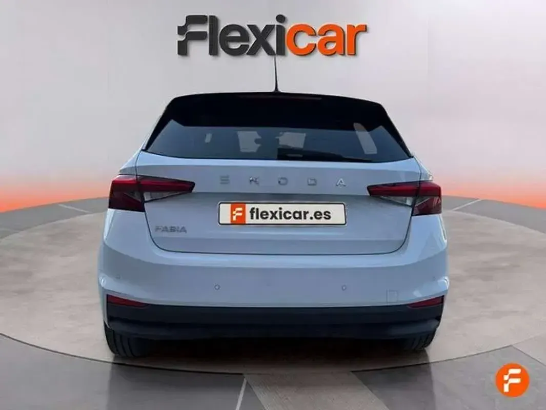 Usado Skoda Fabia Selection 95 CV (69 kW) 2025 Blanco Utilitario