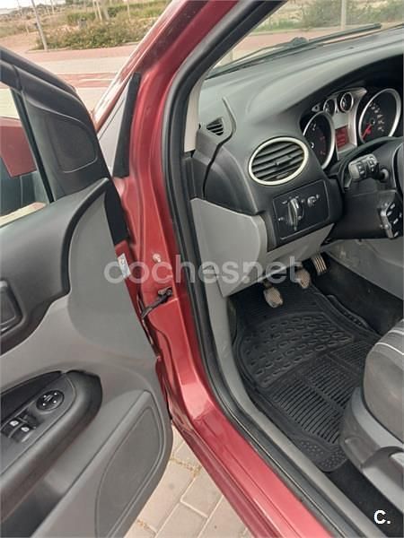 Usado Ford Focus Ghia 115 CV (84 kW) 2008 Granate Berlina