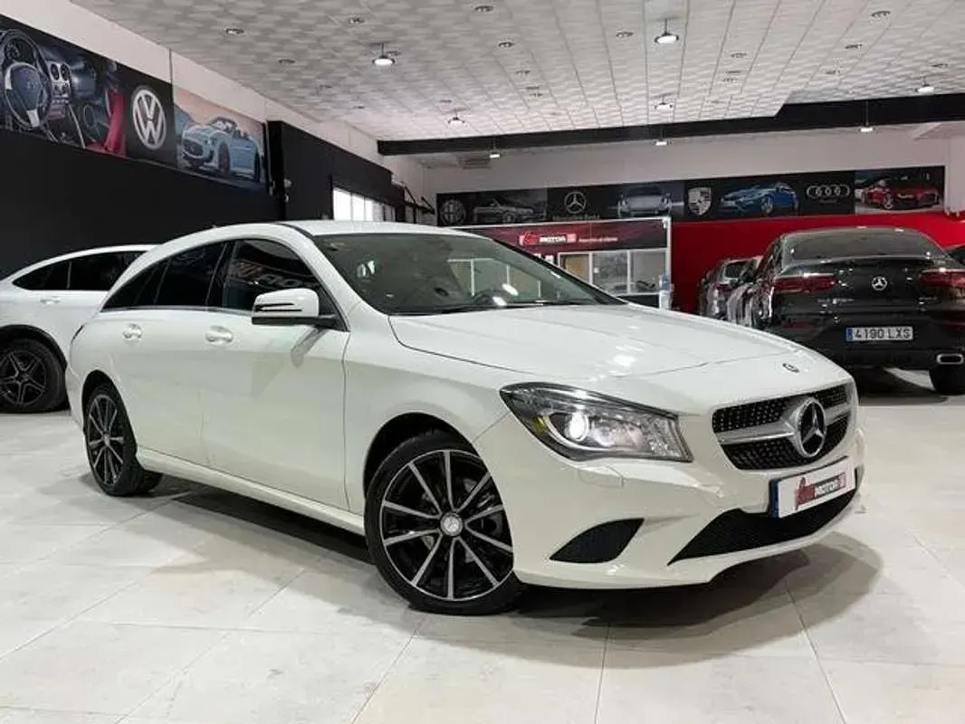 Usado Mercedes CLA200 Shooting Brake Urban 136 CV (100 kW) 2016 Blanco Familiar