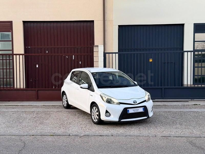 Usado Toyota Yaris Hybrid Active 100 CV (73 kW) 2014 Blanco Berlina