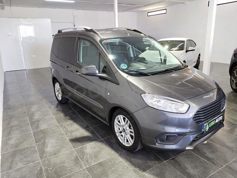 Käytetty Ford Tourneo Courier Titanium 100 HP (73 kW) 2019 Harmaa Tila-auto