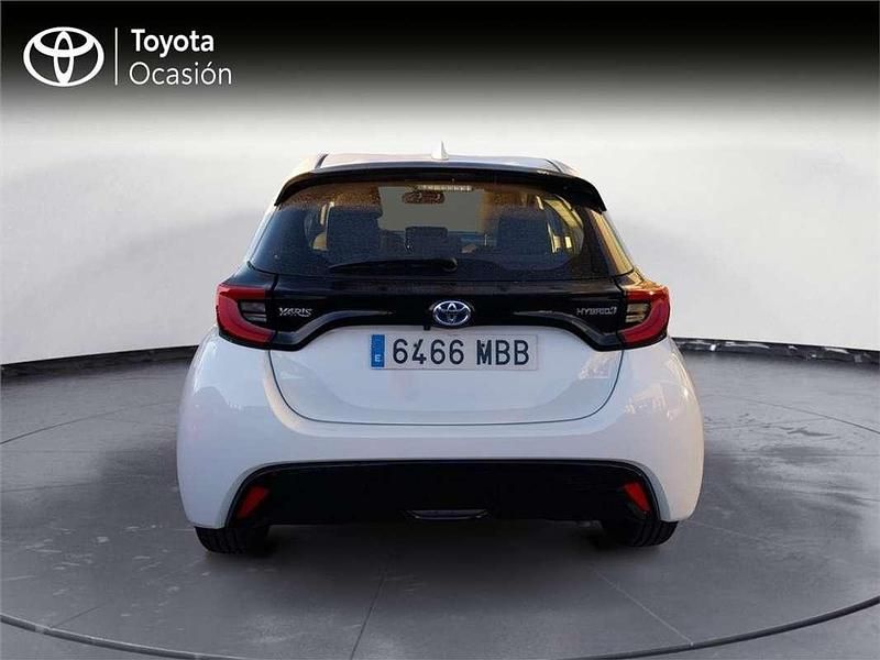 Usado Toyota Yaris Hybrid Active 116 CV (85 kW) 2022 Monovolumen