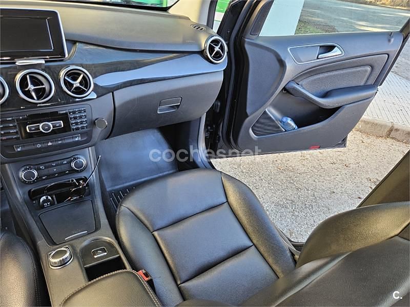 Usado Mercedes B180 109 CV (80 kW) 2015 Negro Utilitario