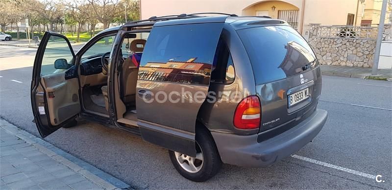 Marrón Usado 2000 Chrysler Voyager Monovolumen | 3000 € - Imagen 1/4