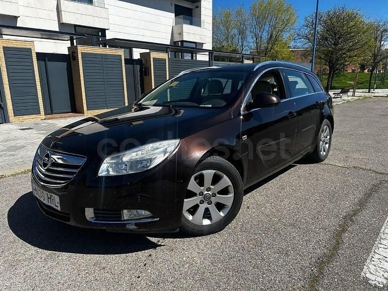 Usado Opel Insignia Selective 130 CV (95 kW) 2013 Violeta / lila Familiar