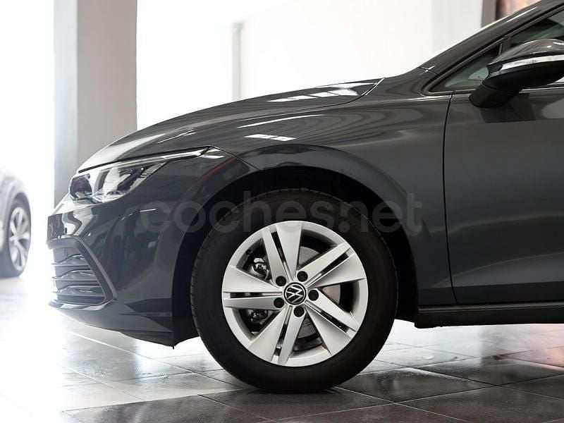 Usado VW Golf VIII Life 110 CV (80 kW) 2021 Gris / plata Berlina