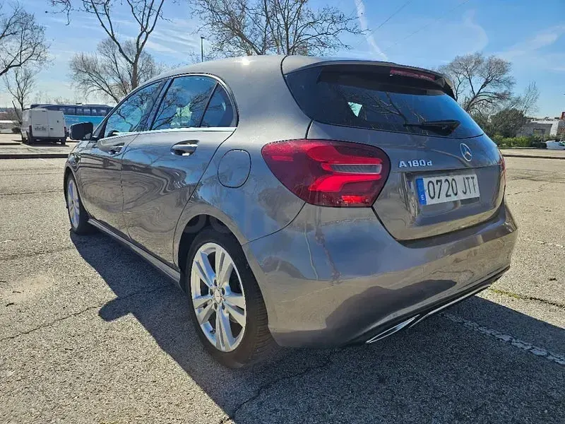 Usado Mercedes A180 Urban 109 CV (80 kW) 2016 Gris / plata Utilitario
