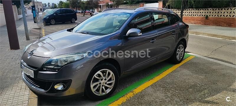 Gris / plata Usado 2012 Renault Mégane GrandTour Dynamique Familiar | 6900 € (Un poco caro) - Imagen 1/4
