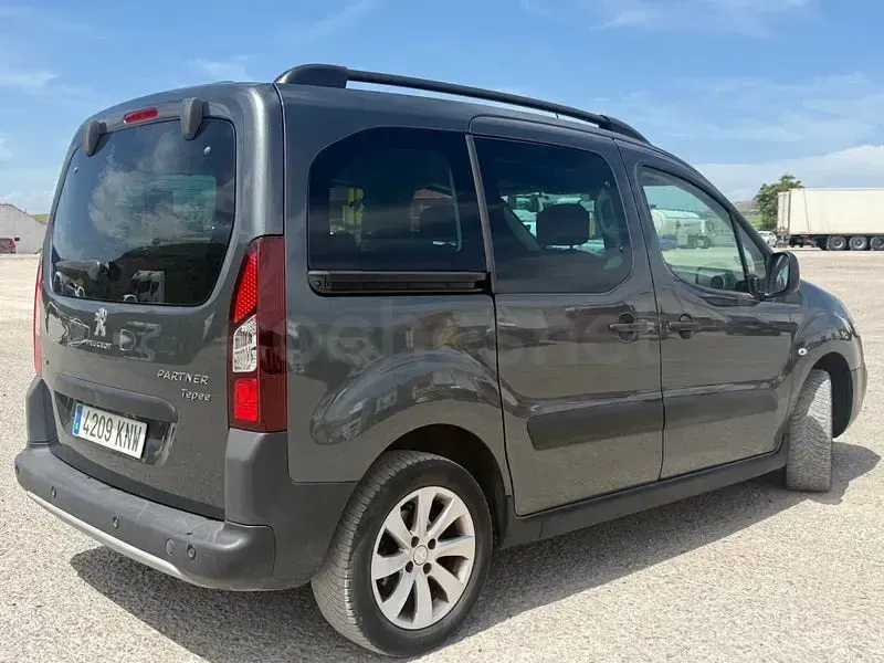 Usado Peugeot Partner Tepee Active 110 HP (80 kW) 2016 Preto Monovolume