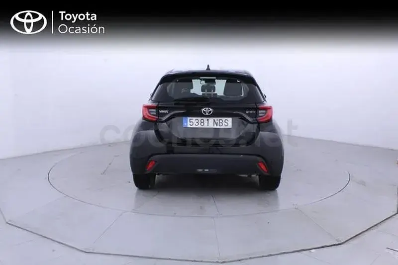 Usado Toyota Yaris Hybrid Active 116 CV (85 kW) 2025 Negro Berlina