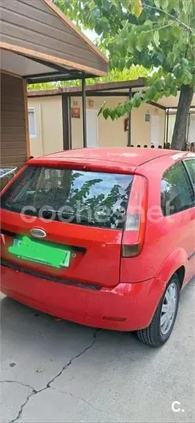 Usado Ford Fiesta 80 CV (58 kW) 2005 Rojo Utilitario
