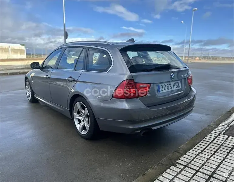 Usado BMW 320 177 CV (130 kW) 2011 Gris / plata Familiar