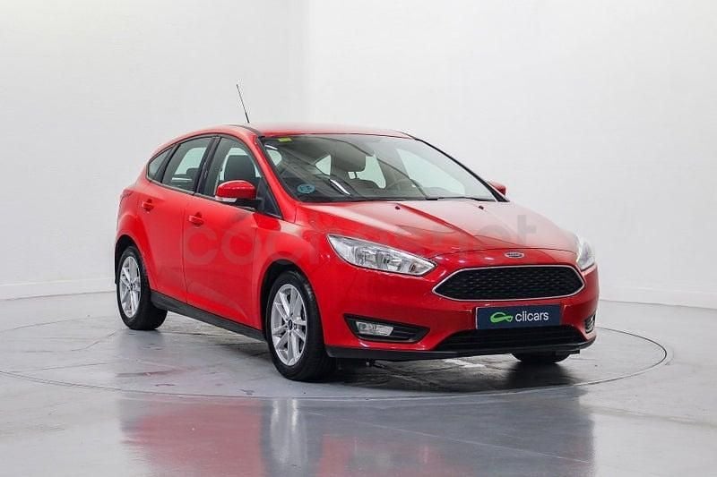 Usado Ford Focus Trend+ 125 CV (91 kW) 2015 Rojo Berlina