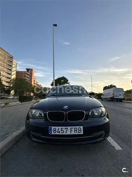 Usado BMW 118 122 CV (89 kW) 2007 Negro Utilitario