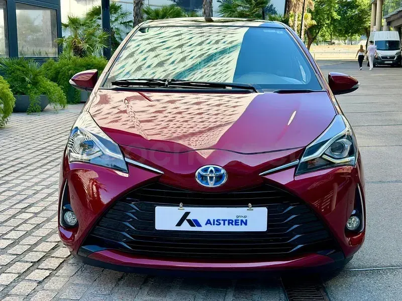 Usado Toyota Yaris Hybrid Advance 100 CV (73 kW) 2017 Granate Berlina