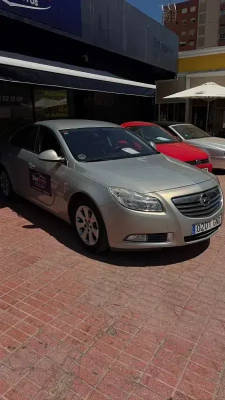 Usado Opel Insignia Edition 131 CV (96 kW) 2012 Gris Berlina