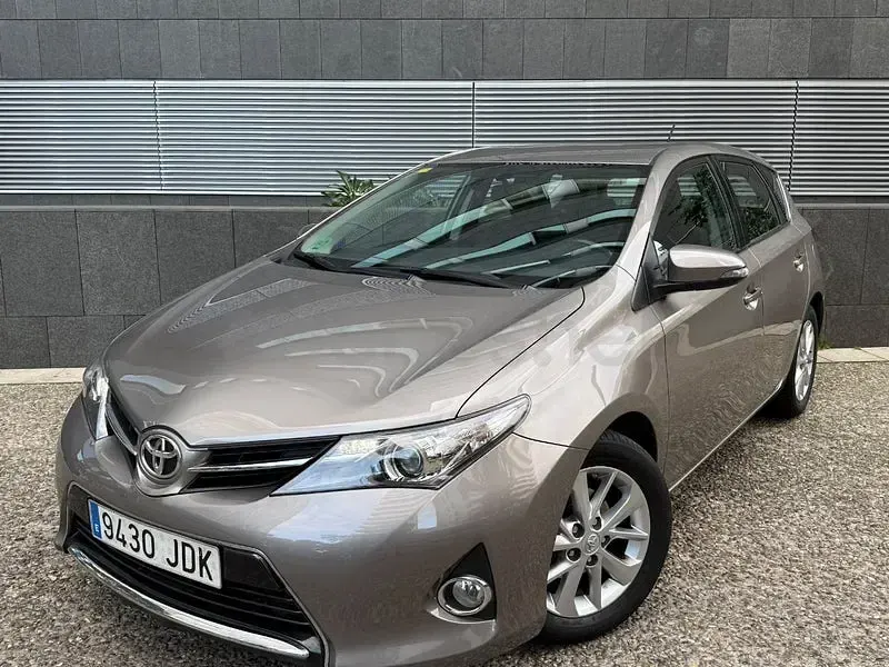 Usado Toyota Auris 132 CV (97 kW) 2015 Marrón Berlina