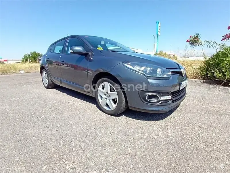 Usado Renault Mégane Business 110 CV (80 kW) 2015 Gris / plata Berlina