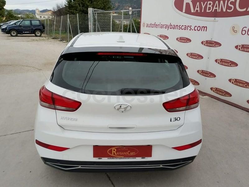 Usado Hyundai i30 116 CV (85 kW) 2021 Blanco Berlina