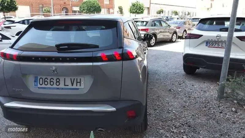 Usado Peugeot 2008 Active 110 CV (80 kW) 2021 Gris SUV