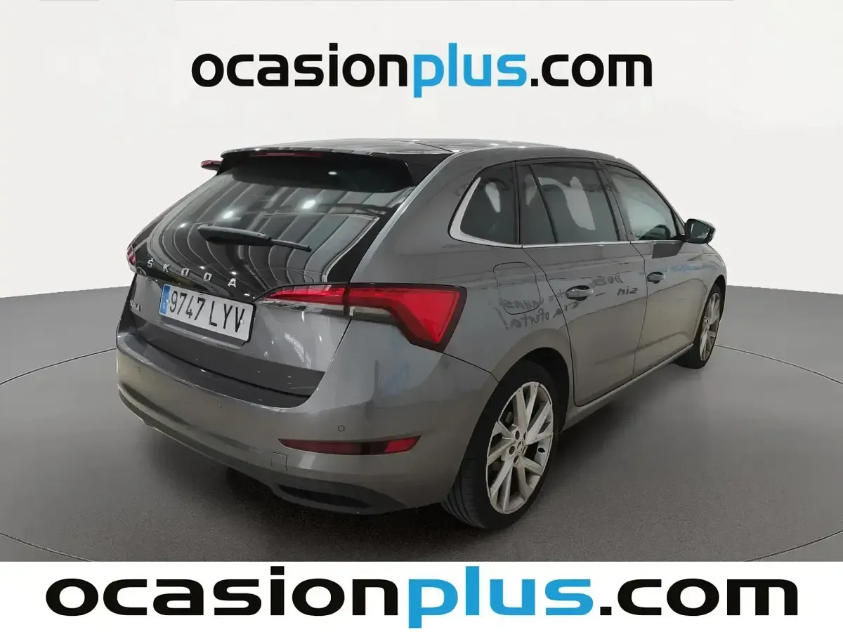 Usado Skoda Scala Sport 150 CV (110 kW) 2022 Gris Utilitario
