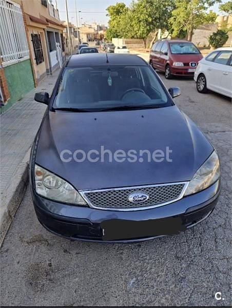 Usado Ford Mondeo Ambiente 115 CV (84 kW) 2004 Gris / plata Berlina