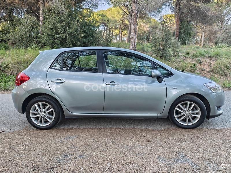 Usado Toyota Auris Luna 90 CV (66 kW) 2008 Gris / plata Utilitario