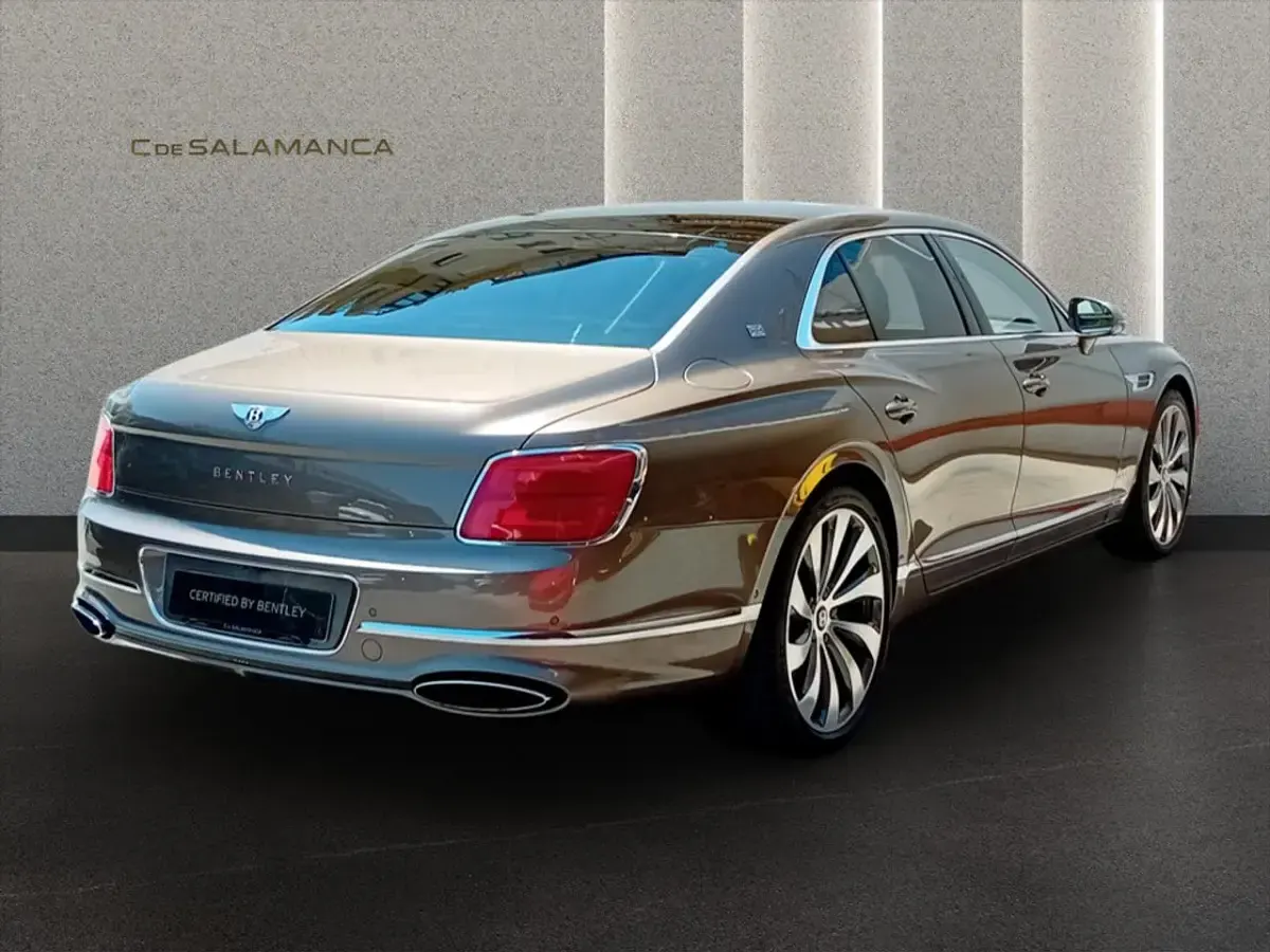 Usado Bentley Flying Spur 635 CV (467 kW) 2020 Marrón metalizado Berlina