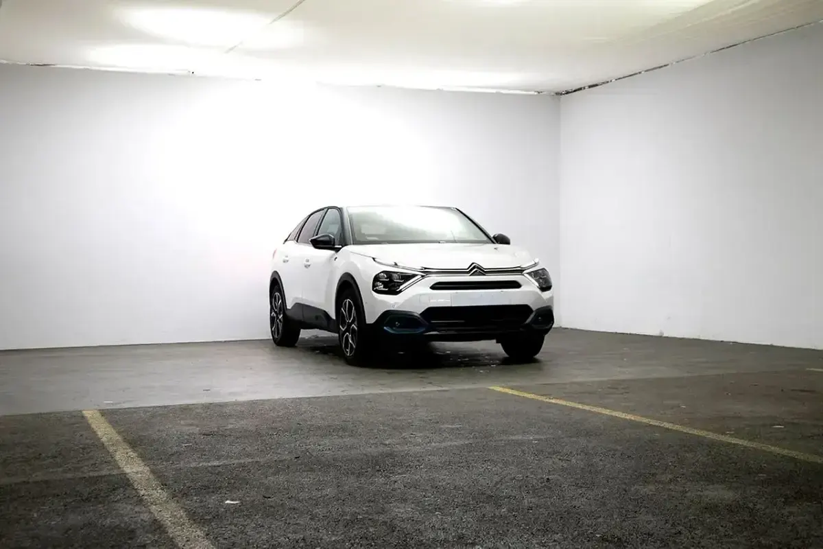 Usado Citroën e-C4 Shine 100 kW (136 HP) 2023 Branco Citadino