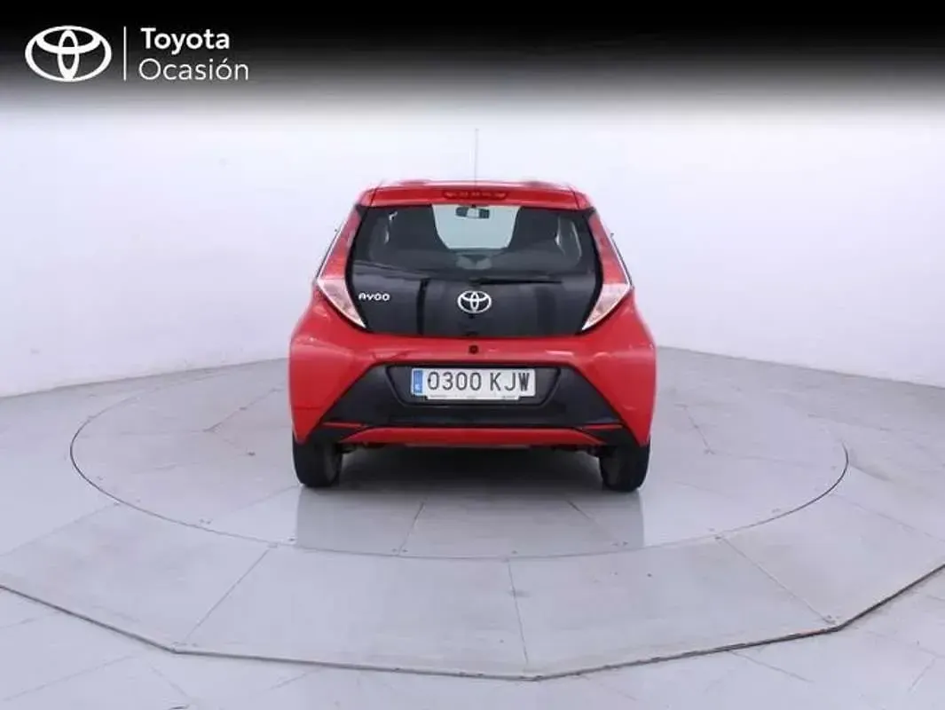 Usado Toyota Aygo X-play 69 CV (50 kW) 2018 Rojo Utilitario