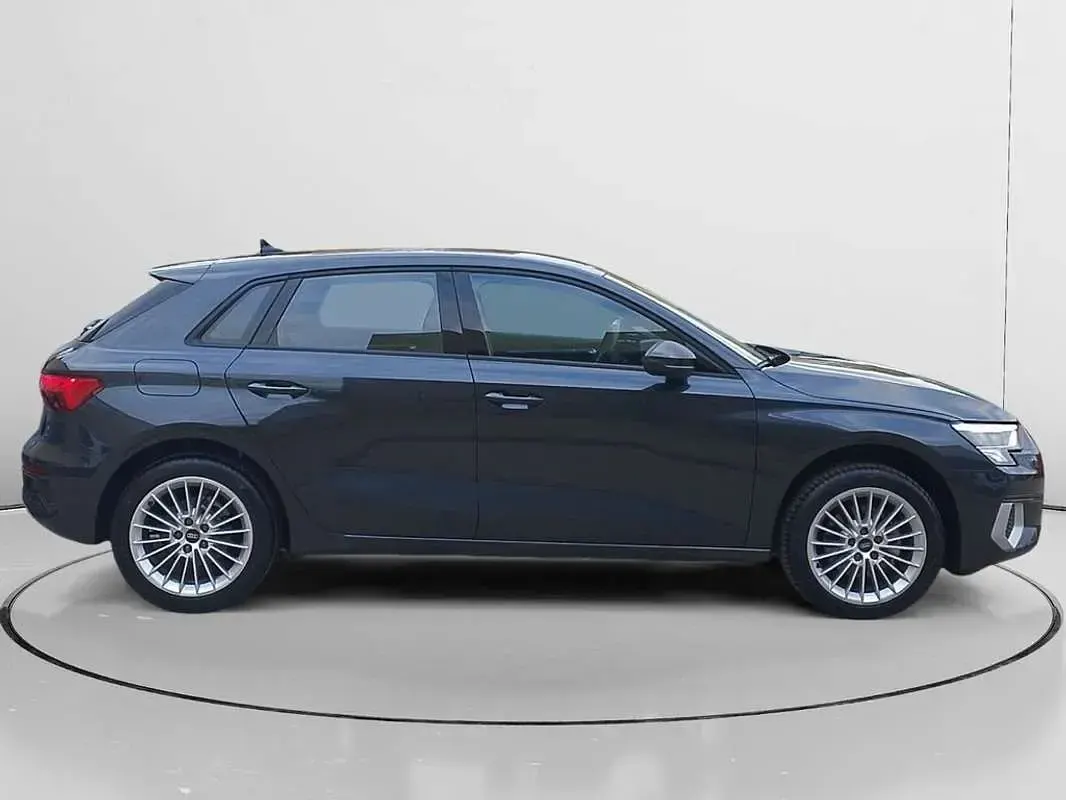 Usado Audi A3 Sportback Advanced 116 CV (85 kW) 2024 Gris Utilitario
