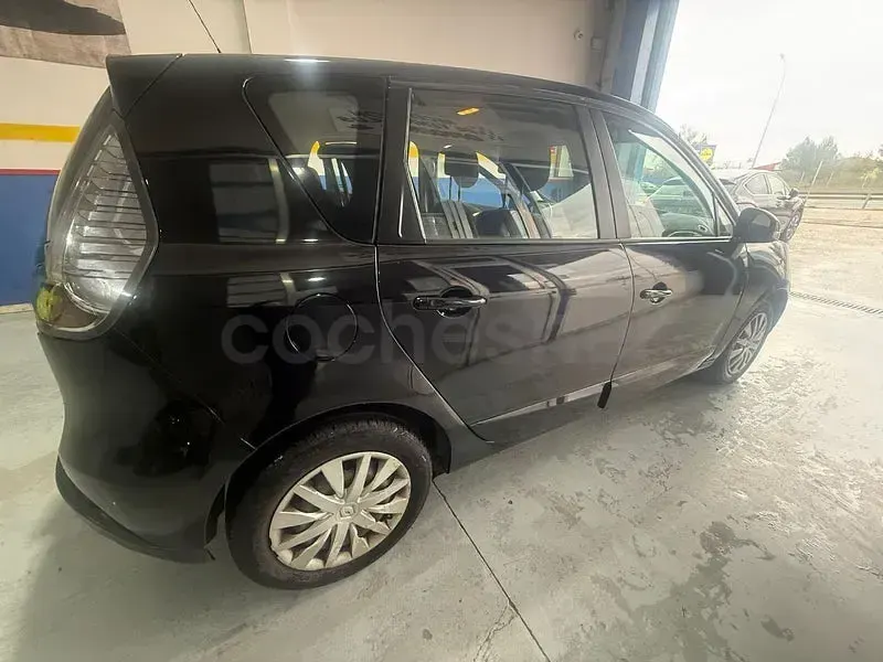 Usado Renault Scénic Dynamique 115 CV (84 kW) 2014 Negro Monovolumen