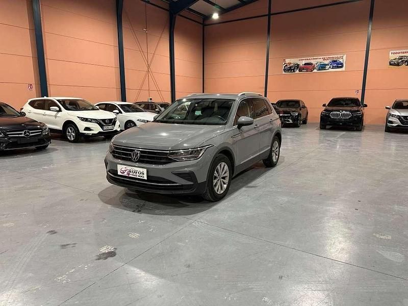 Usado VW Tiguan Life 150 CV (110 kW) 2022 Gris / plata SUV