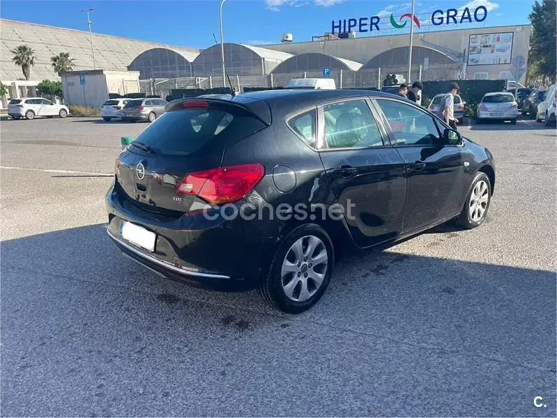 Usado Opel Astra Selective 110 CV (80 kW) 2014 Negro Berlina