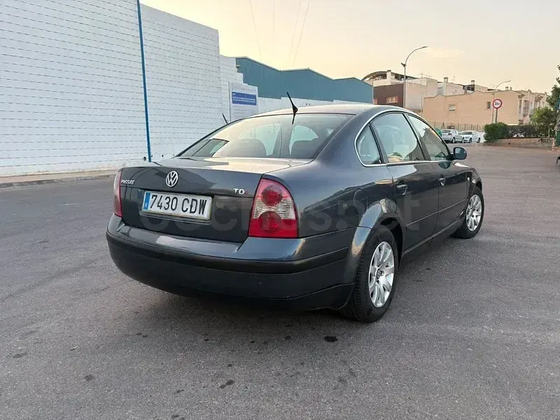 Usado VW Passat Advance 130 CV (95 kW) 2003 Gris / plata Familiar