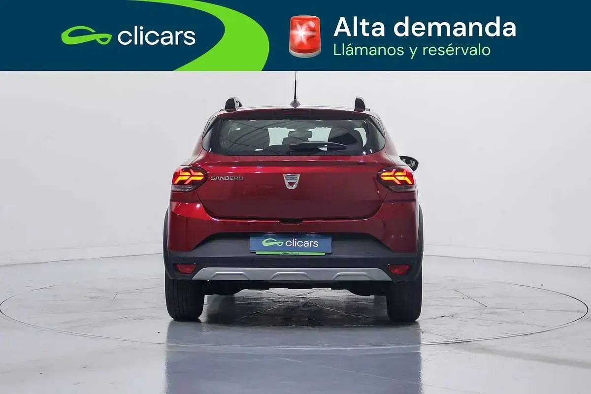 Usado Dacia Sandero Comfort 101 CV (74 kW) 2021 Rojo Utilitario