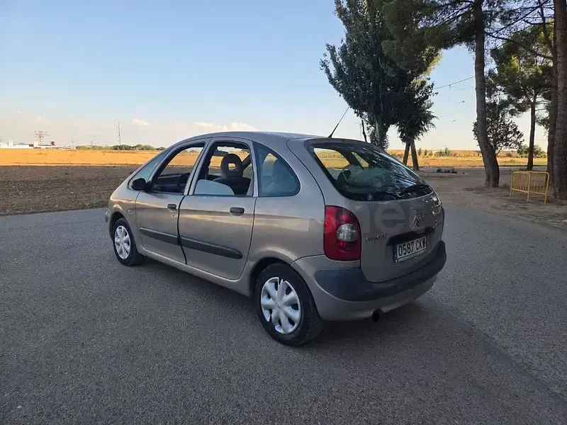 Usado Citroën Xsara Picasso Exclusive 90 CV (66 kW) 2004 Beige Monovolumen